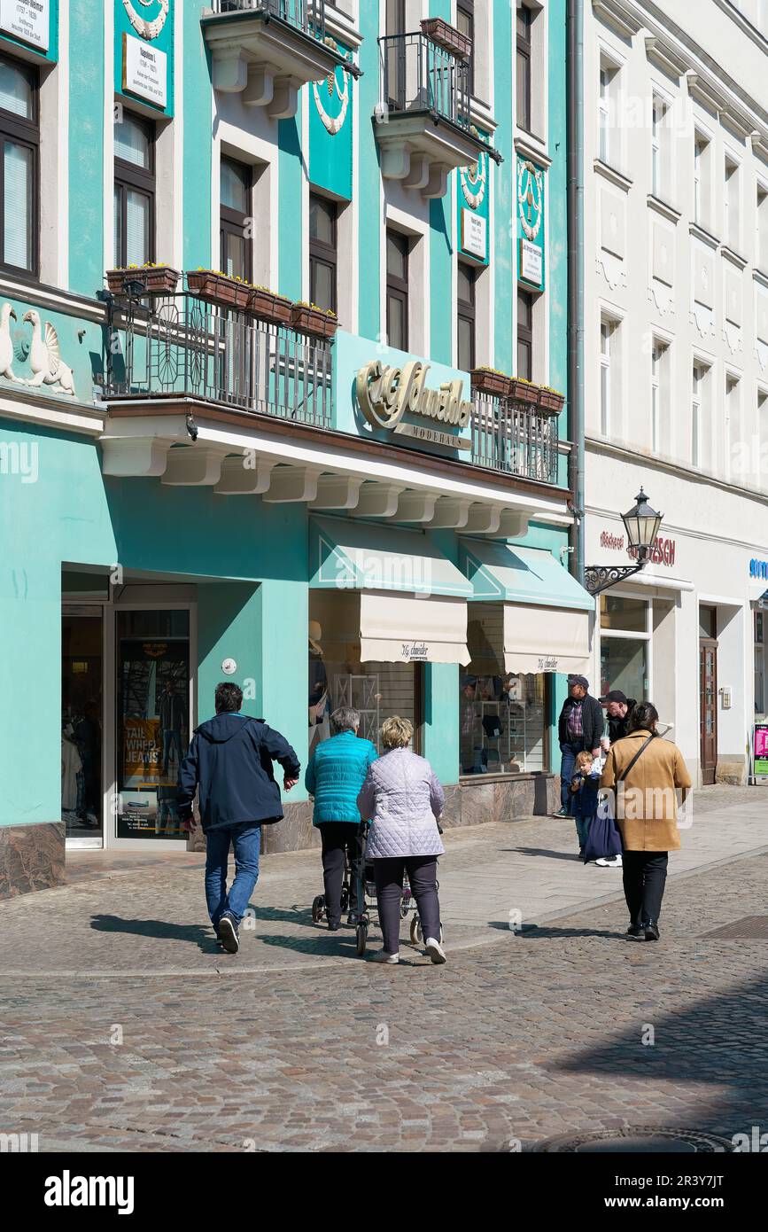 Touristes devant un magasin dans la vieille ville de Lutherstadt Wittenberg en Allemagne Banque D'Images