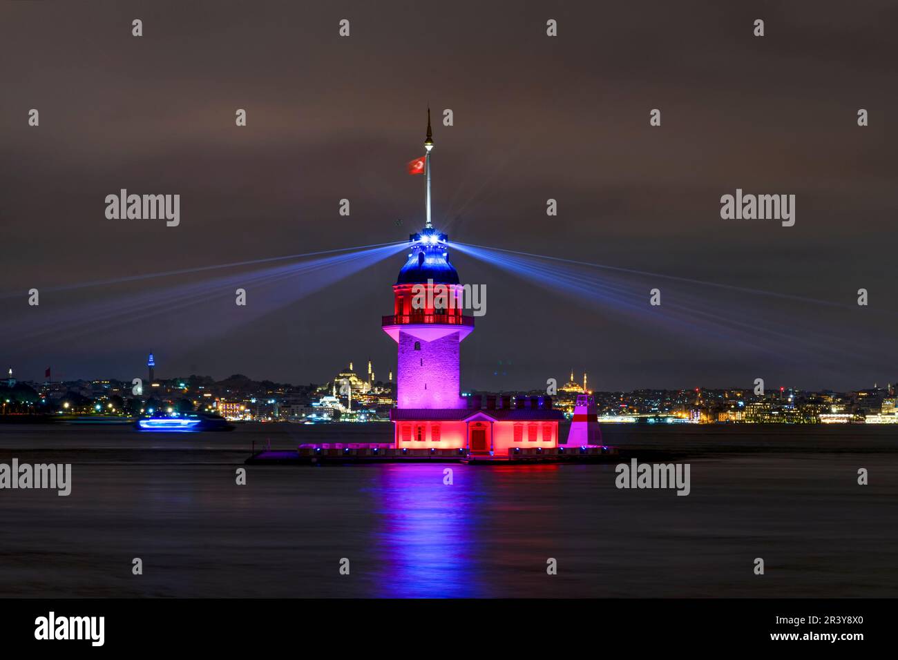 Vue illuminée de la tour New Maiden (Kız Kulesi) à Istanbul, Turquie. Banque D'Images
