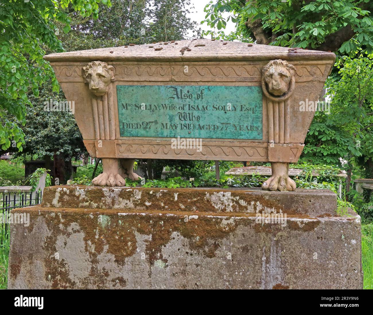 Cimetière de l'église St Marys, Isaac Solly, tombe de cercueil en pierre, 27-05-1819, avec des lions tristes Banque D'Images