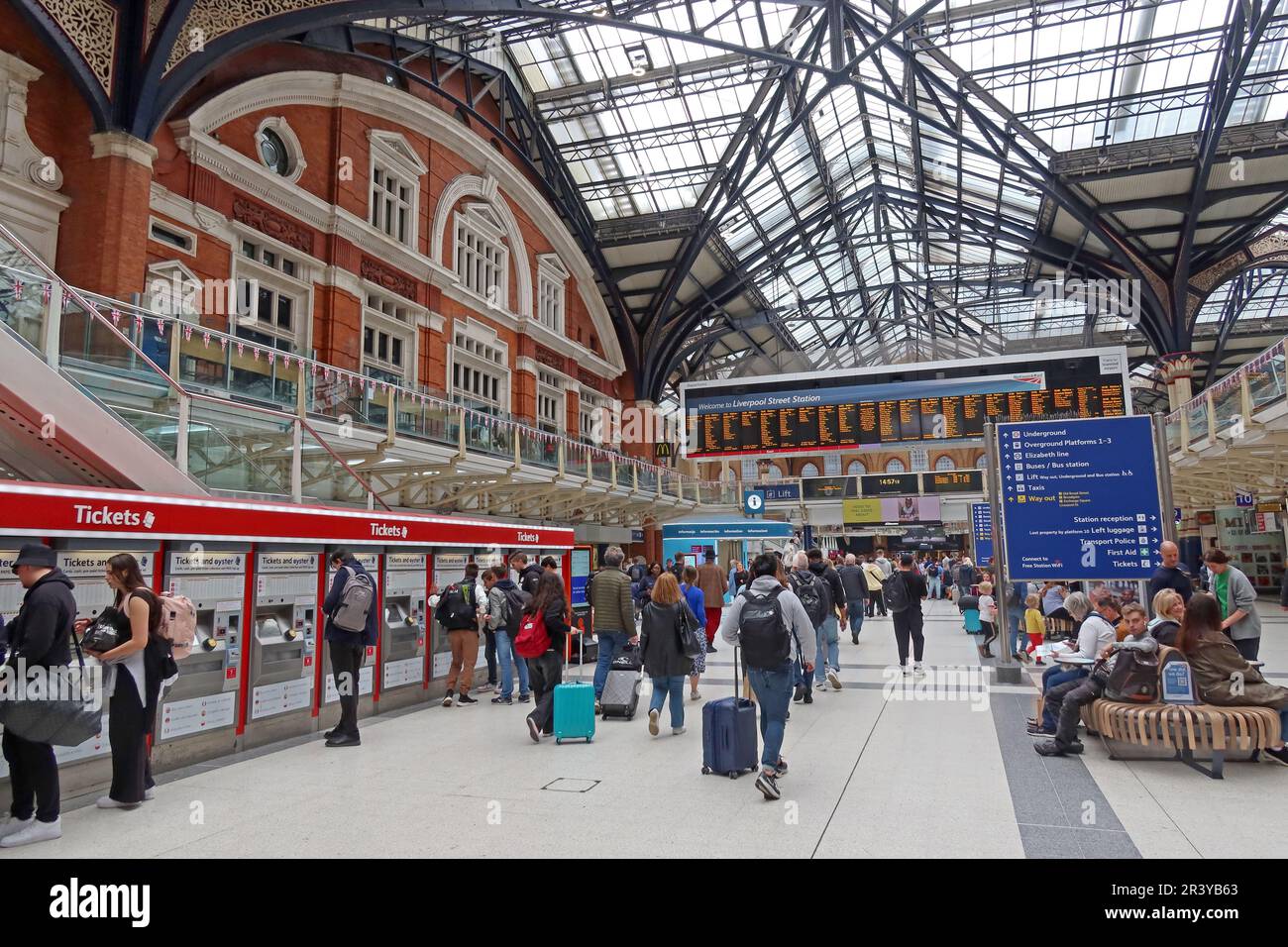 A Busy Liverpool Street Station, concourse , Londres, Angleterre, Royaume-Uni, EC2M 7PY Banque D'Images