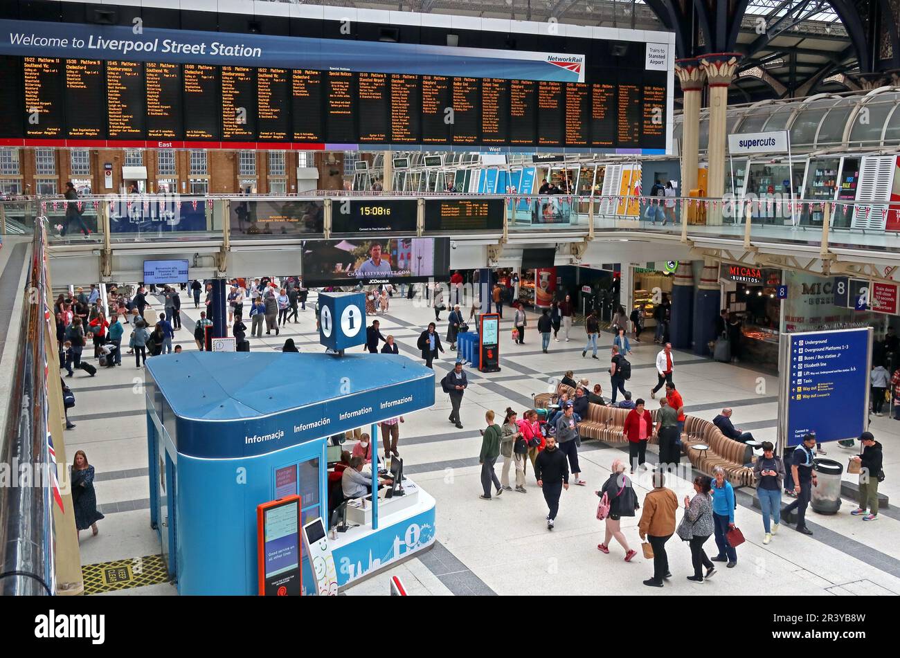 Liverpool Street Station, hall interne et bureau d'informations, Londres, Angleterre, Royaume-Uni, EC2M 7PY Banque D'Images