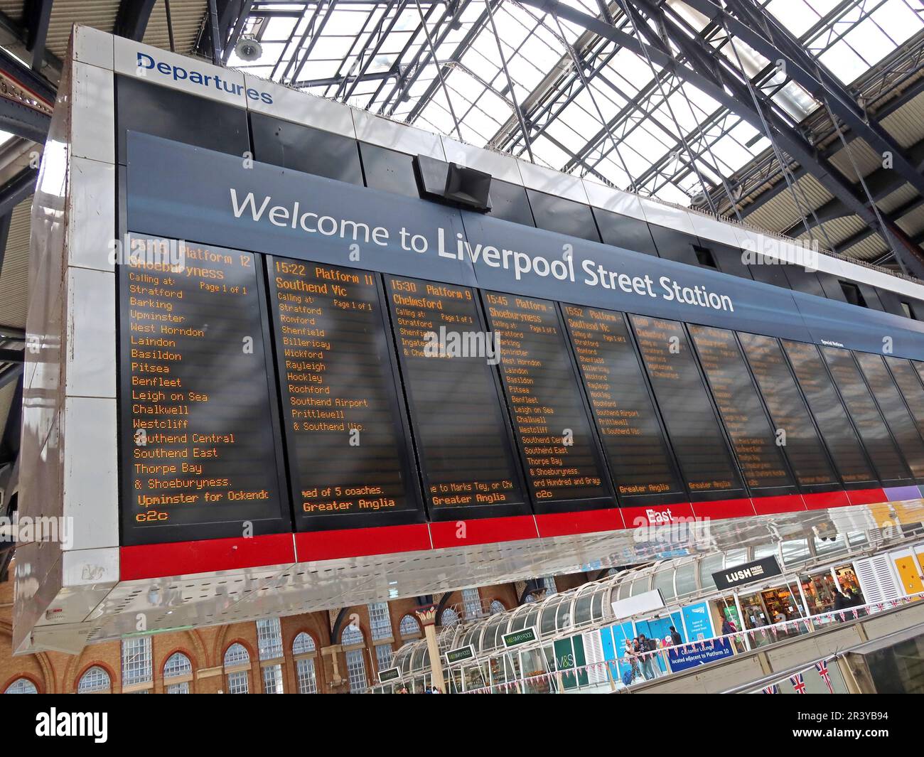 Bienvenue à Liverpool Street Station, concourse , Londres, Angleterre, Royaume-Uni, EC2M 7PY - carte électronique des départs de la ligne principale Banque D'Images