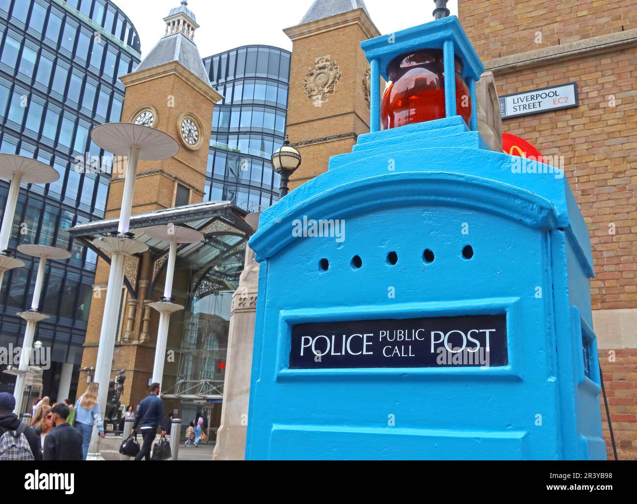 Poste d'appel public de la police britannique Ericsson Blue - à la gare de Liverpool Street (est), 53 Liverpool Street, Londres, Angleterre, Royaume-Uni, EC2M 7PR Banque D'Images