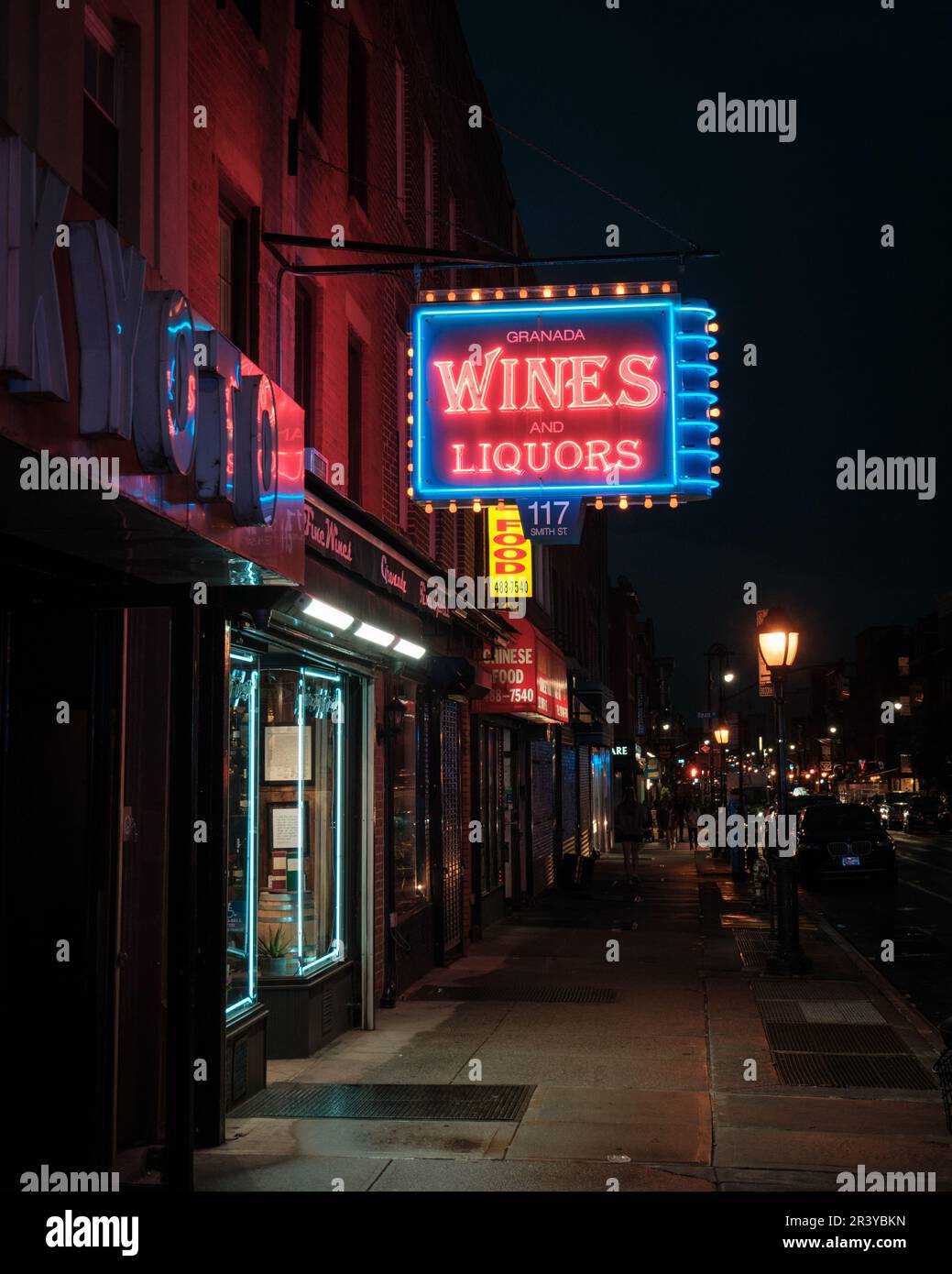 Granada Wines and Spirits affiche au néon vintage la nuit à Cobble Hill, Brooklyn, New York Banque D'Images
