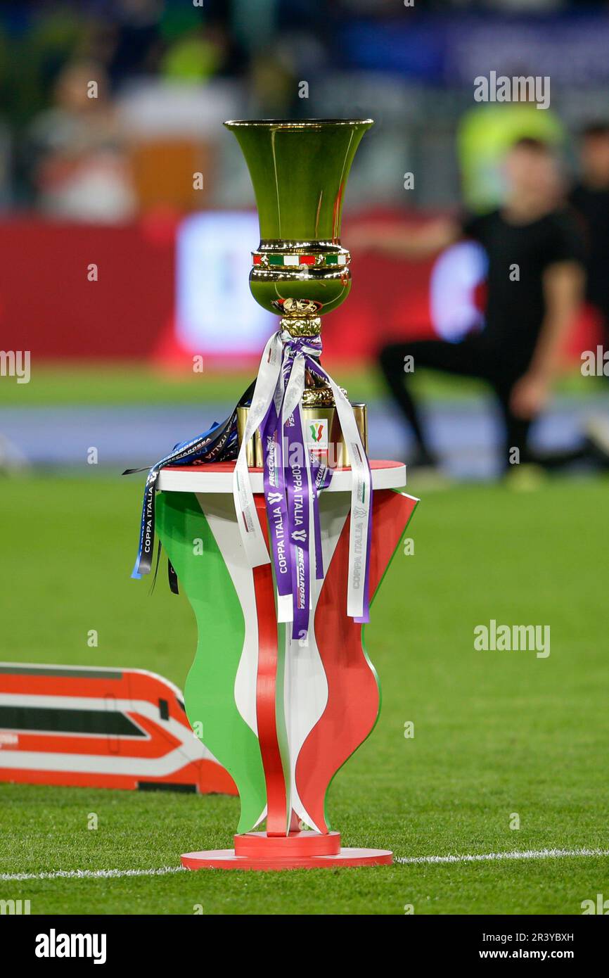 Coupe d'Italie après le match de finale de football de la coupe italienne entre Fiorentina et Inter au stade Olimpico Roma, au centre de l'Italie, sur 24 mai 2023. Banque D'Images Coupe d'Italie après le match de finale de football de la coupe italienne entre Fiorentina et Inter au stade Olimpico Roma, au centre de l'Italie, sur 24 mai 2023. Banque D'Images