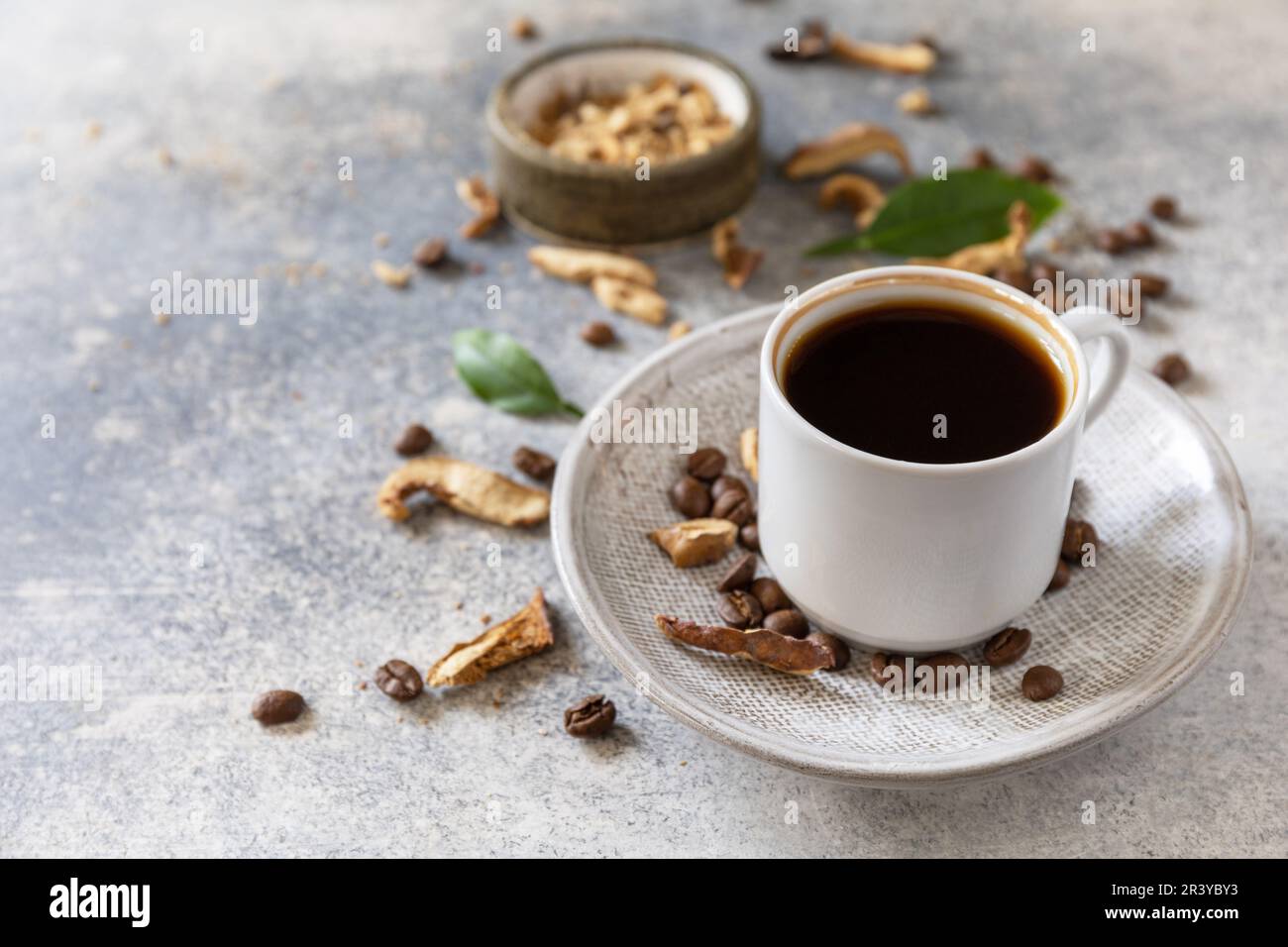 Bonne alimentation bio stimulant adaptogène, boisson à la mode. Café aux champignons dans une tasse avec grains de café. Copier l'espace. Banque D'Images