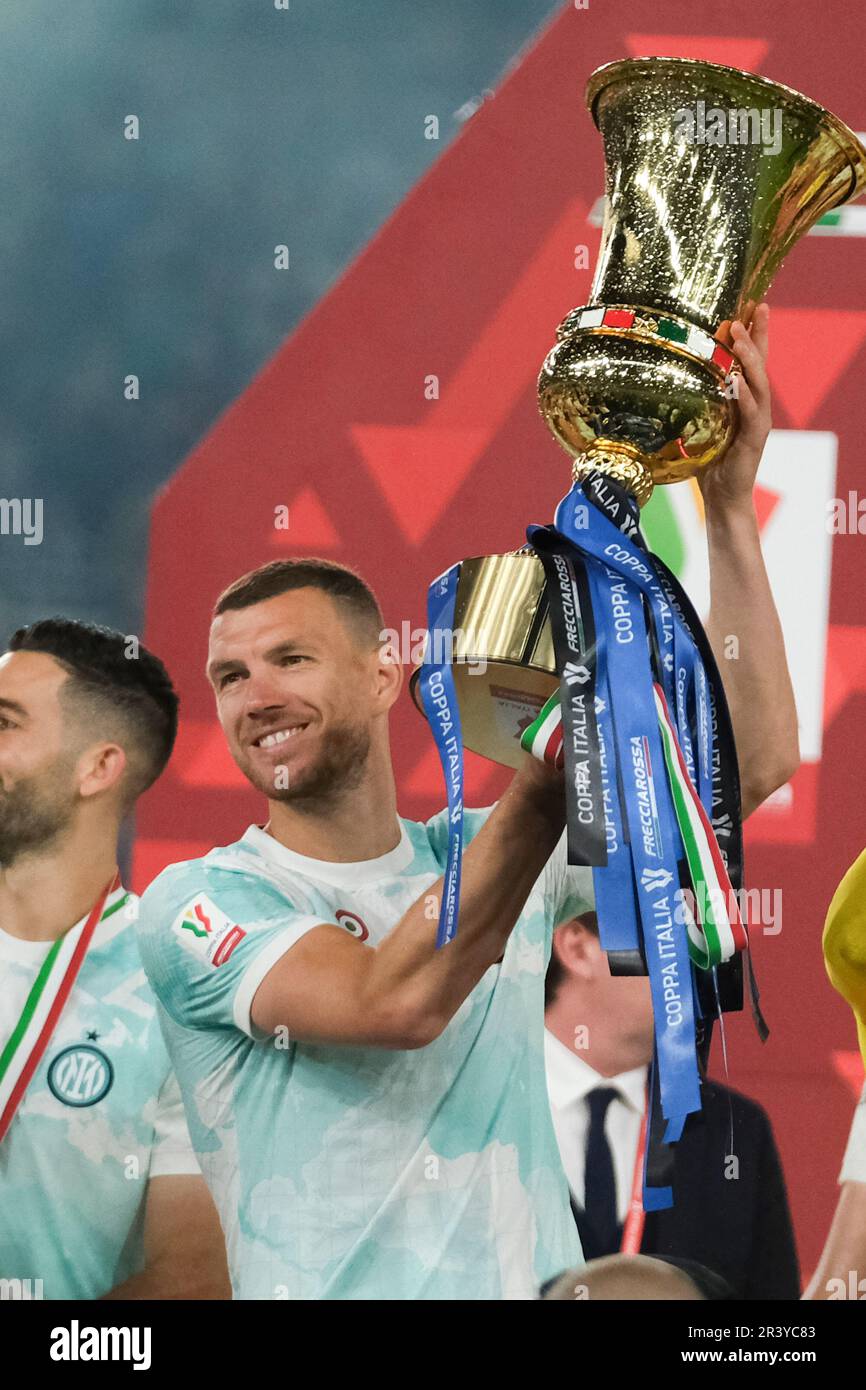 Edin Dzeko, l'avant-projet bosniaque d'Inter, célèbre la victoire lors du match de finale de football de la coupe italienne entre Fiorentina et Inter au stade Olimpico Roma, au centre de l'Italie, sur 24 mai 2023. Banque D'Images