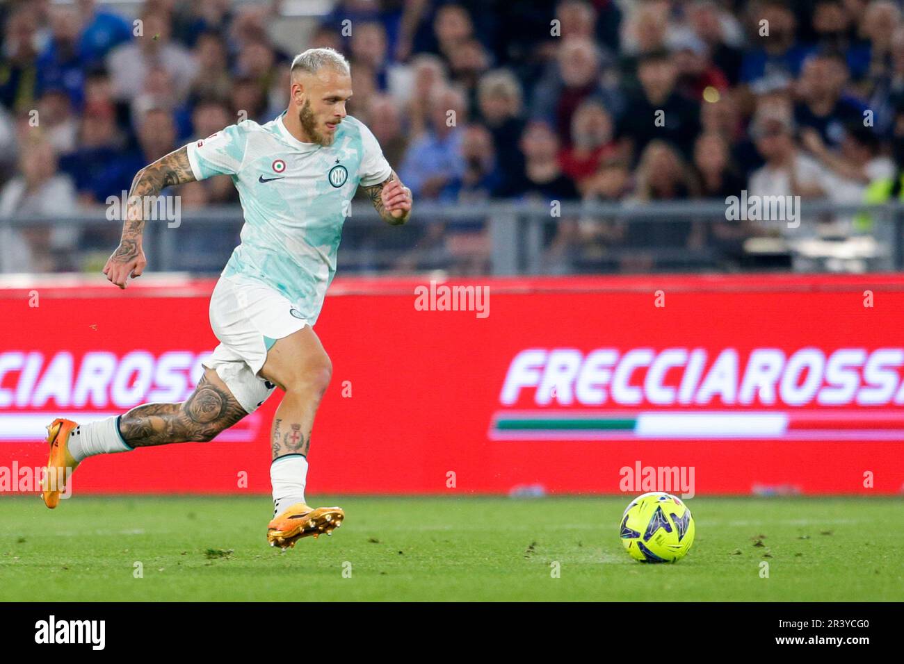 InterÕs le défenseur italien Federico DiMarco contrôle le ballon lors du match de football de la finale de la coupe italienne entre Fiorentina et Inter au stade Olimpico Roma, au centre de l'Italie, sur 24 mai 2023. Banque D'Images