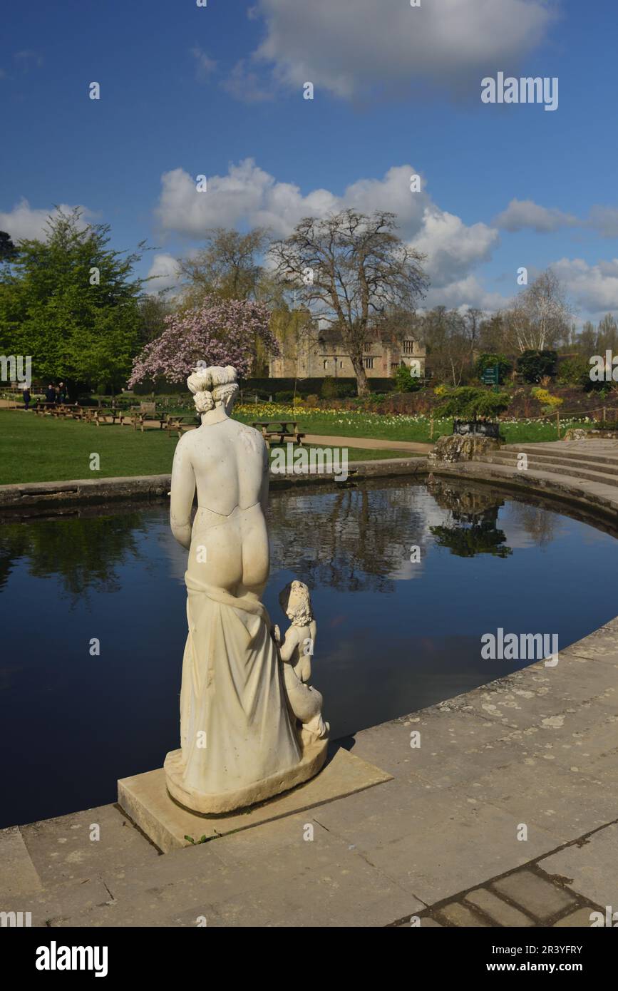 Statue et étang dans Half Moon Lawn au château de Hever, la maison d'enfance d'Anne Boleyn. Banque D'Images