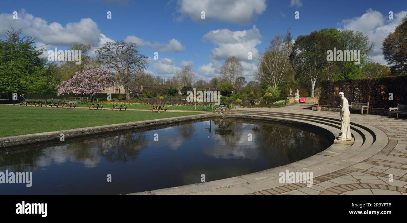 Statue et étang dans Half Moon Lawn au château de Hever, la maison d'enfance d'Anne Boleyn. Banque D'Images