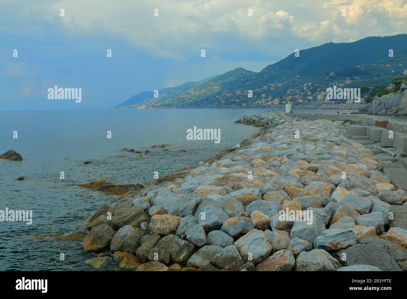 Belle vue sur la mole de Camogli avec un phare dans la petite station balnéaire de Sestri Levante, Ligurie. Banque D'Images