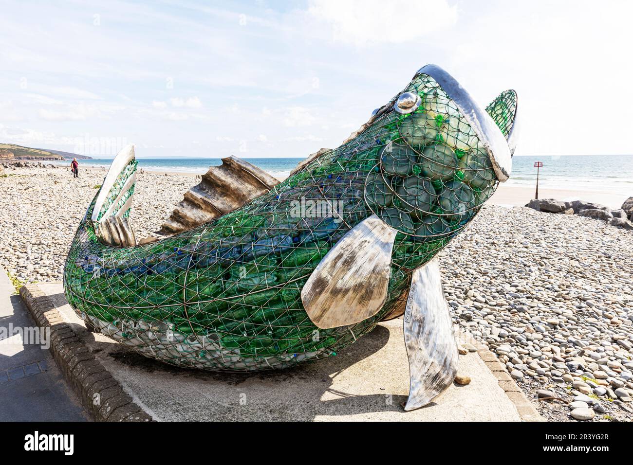 Bac de recyclage en plastique sur la plage d'Amroth, Pembrokeshire, pays de Galles, Royaume-Uni, Clean Seas, mer propre, mer plastique, mer, plastique, plastique, recyclage, recyclage, poisson Banque D'Images