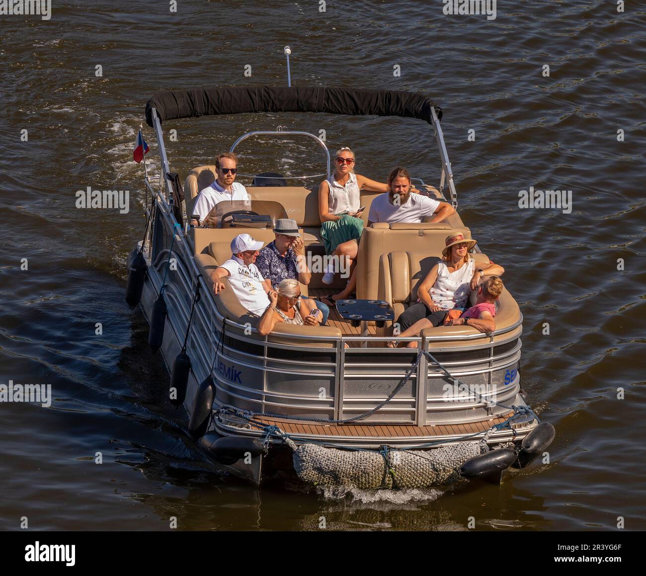 PRAGUE, RÉPUBLIQUE TCHÈQUE - les touristes en bateau croisière sur la Vltava. Banque D'Images