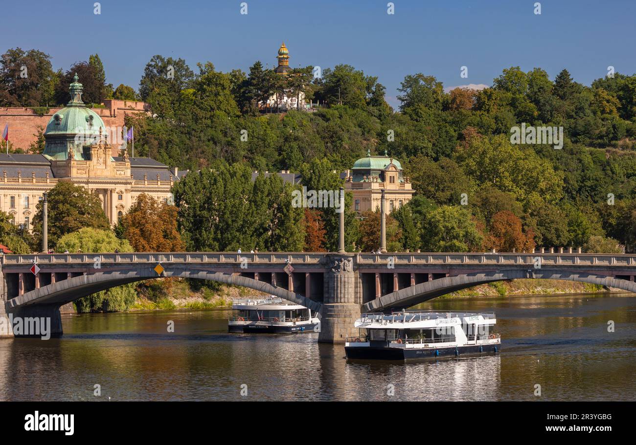 PRAGUE, RÉPUBLIQUE TCHÈQUE, EUROPE - excursion en bateau à Prague sur la Vltava. Banque D'Images