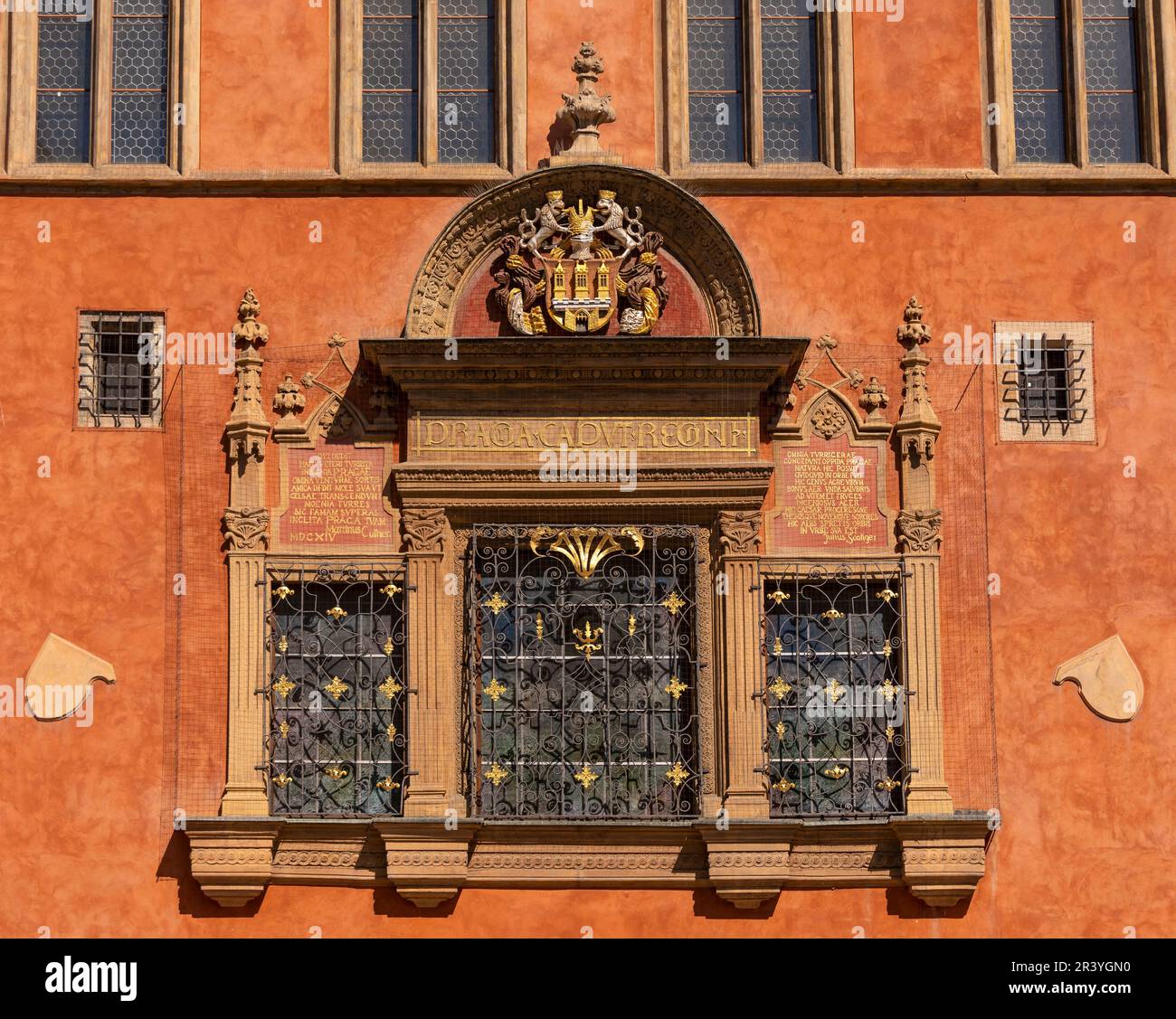 PRAGUE, RÉPUBLIQUE TCHÈQUE, EUROPE - Hôtel de ville. Praga Caput Regni dans le bâtiment. Banque D'Images