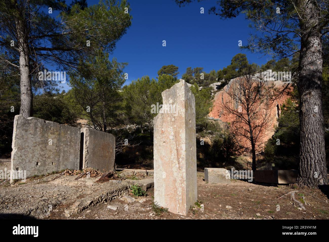 Carrière de marbre abandonnée avec bloc de marbre coupé ou roche à Vallon du Marbre, ou Vallée de marbre, montagne Sainte-victoire Provence France Banque D'Images