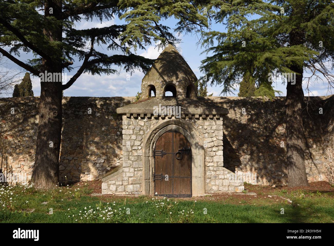 Tombe monumentale avec porte médiévale dans le cimetière historique dominicain, dans le jardin de l'Enclos, Saint-Maximin-la-Sainte-Baume Provence France Banque D'Images