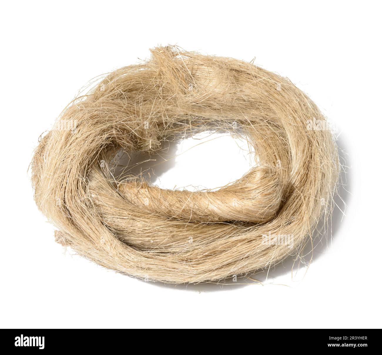 Corde de chanvre enroulée sur fond blanc, fibre pour travaux de plomberie Banque D'Images