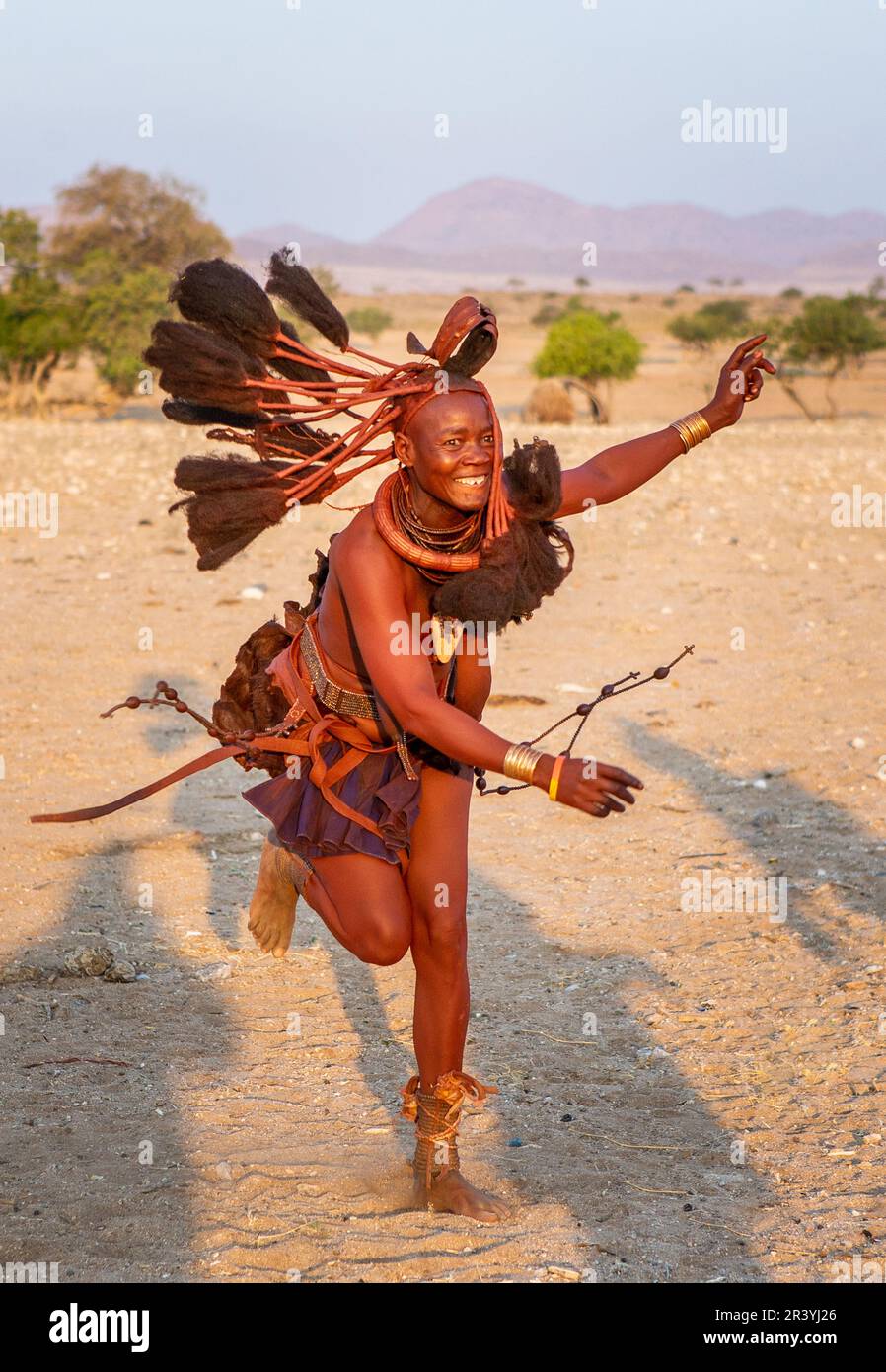 Himba femme danse sur le sable Banque D'Images