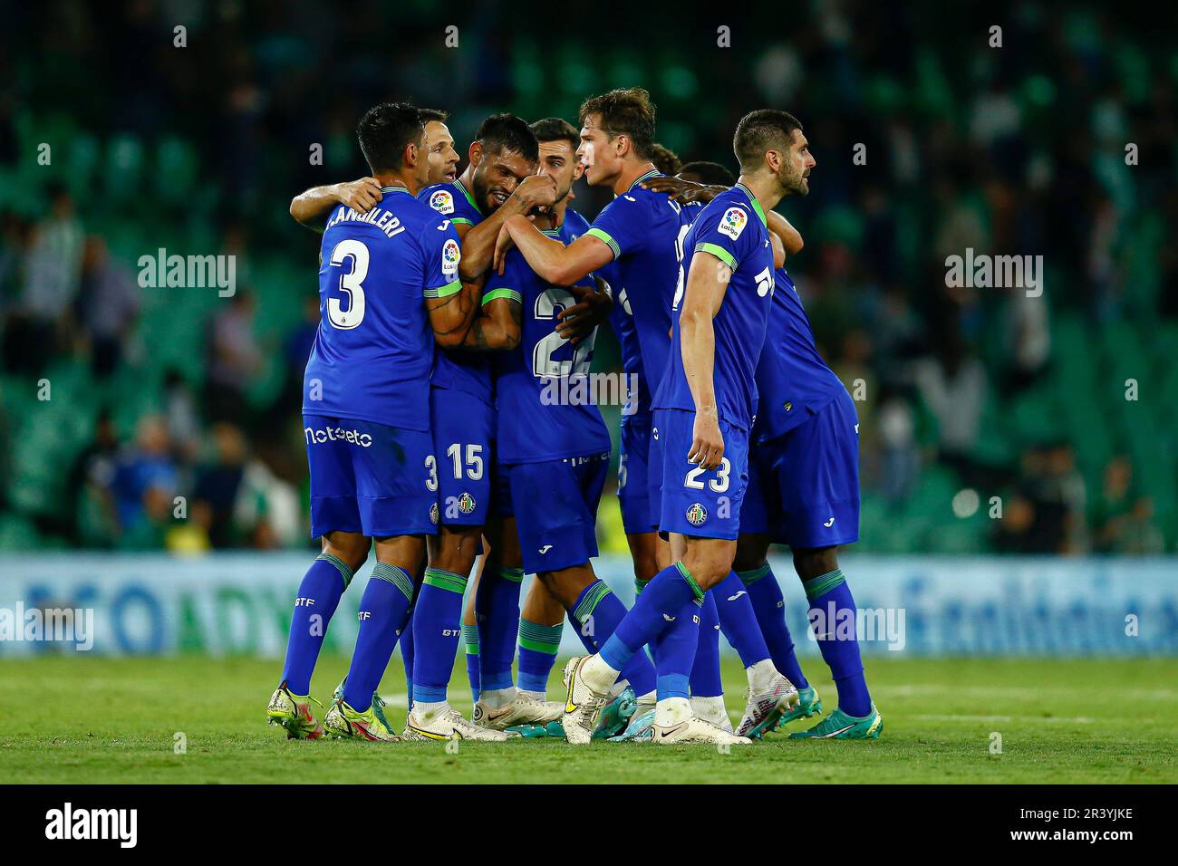 Séville, Espagne. 24th mai 2023. Omar Alderete, Stefan Mitrovic, Juan Iglesias, Fabrizio Angileri, Damian Suarez, Dakonam Ortega Djene et Juanmi Latasa de Getafe célébrant la victoire à temps plein lors du match de la Liga entre Real Betis et Getafe CF joué au stade Benito Villamarin de 24 mai 2023, à Séville, en Espagne. (Photo par Antonio Pozo/PRESSIN) Credit: PRESSINPHOTO SPORTS AGENCY/Alay Live News Banque D'Images