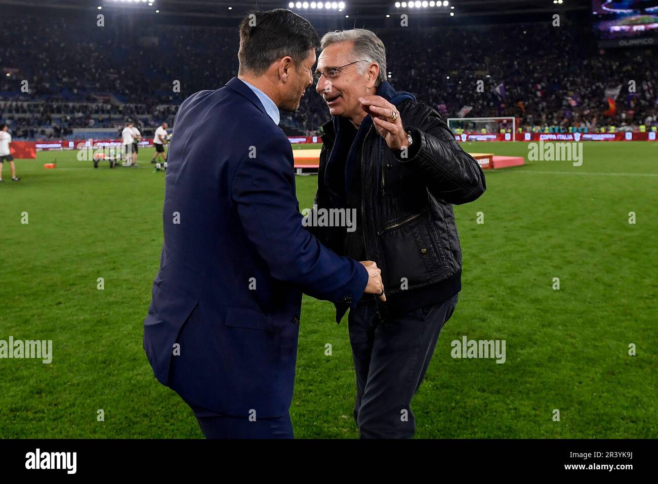 Le FC Internazionale Javier Zanetti coupe le présentateur de télévision Paolo Bonolis alors qu'ils célèbrent la victoire à la fin du match de football final de la coupe d'Italie Banque D'Images