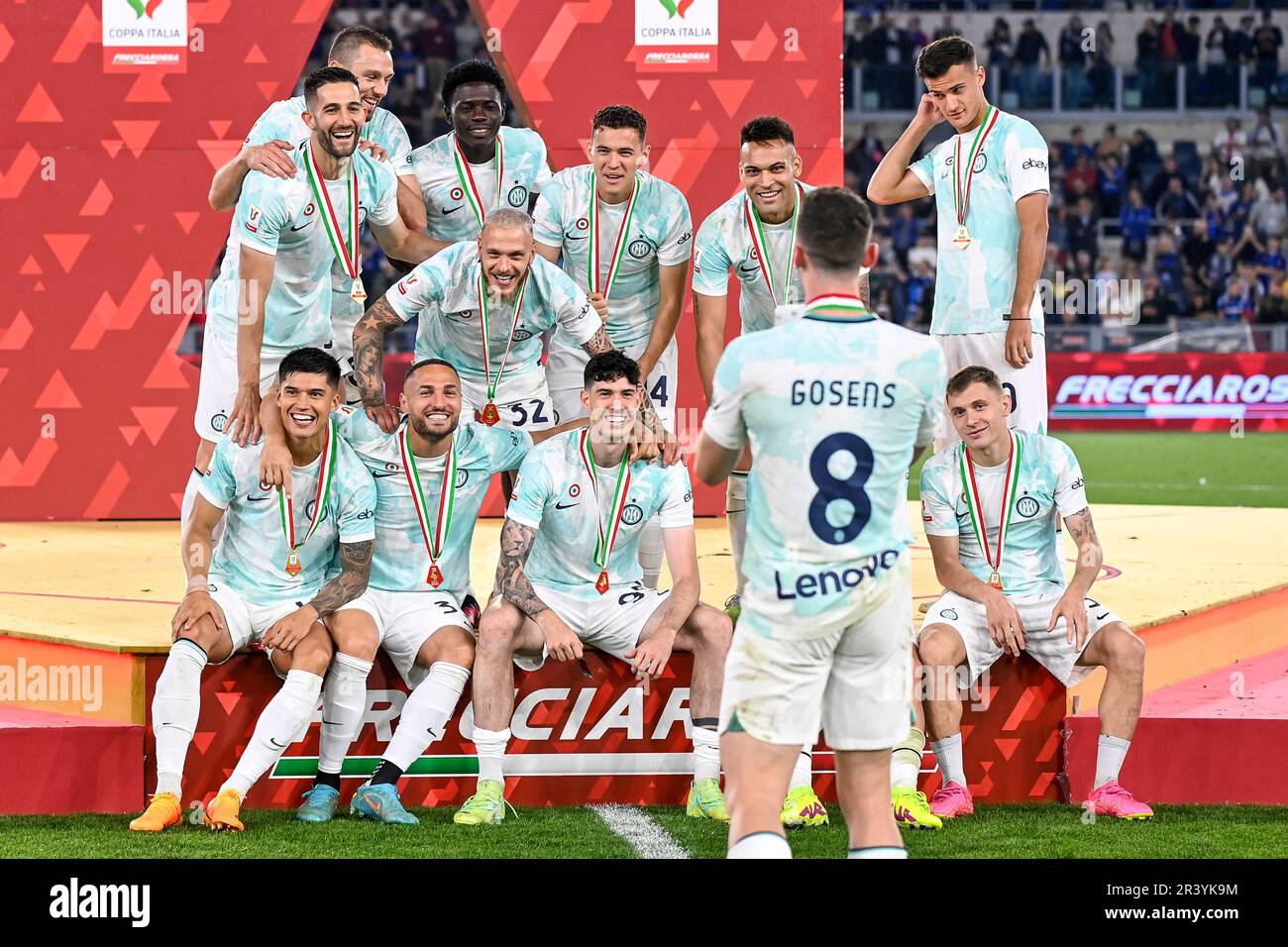 Robin Gosens du FC Internazionale prend une photo à ses coéquipiers alors qu'ils célèbrent la victoire à la fin du match de football final de la coupe d'Italie Banque D'Images Robin Gosens du FC Internazionale prend une photo à ses coéquipiers alors qu'ils célèbrent la victoire à la fin du match de football final de la coupe d'Italie Banque D'Images