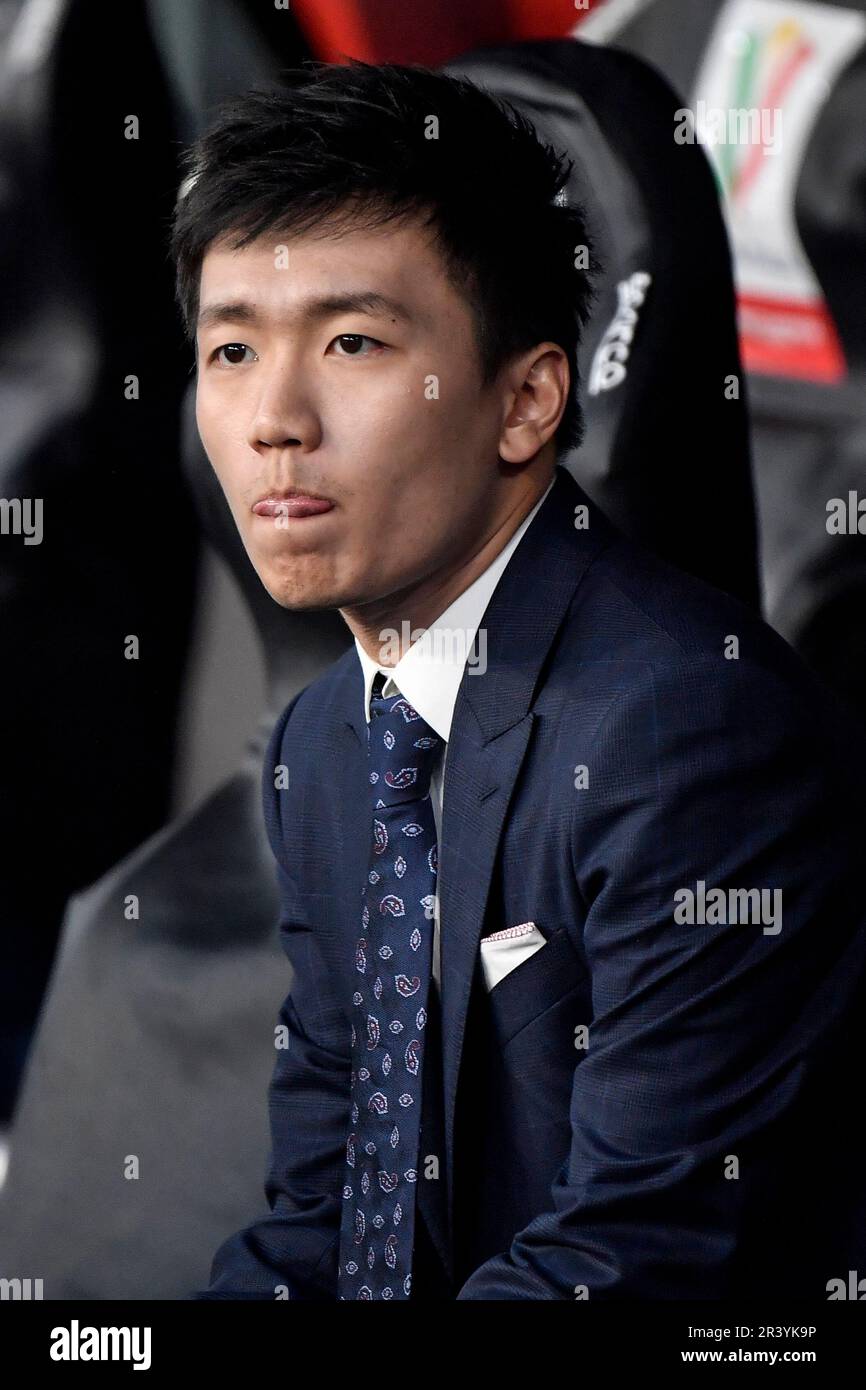 Steven Zhang, président de l'Internazionale, regarde avant le match de football final de la coupe d'Italie entre l'ACF Fiorentina et le FC Internazionale à Olimpi Banque D'Images Steven Zhang, président de l'Internazionale, regarde avant le match de football final de la coupe d'Italie entre l'ACF Fiorentina et le FC Internazionale à Olimpi Banque D'Images