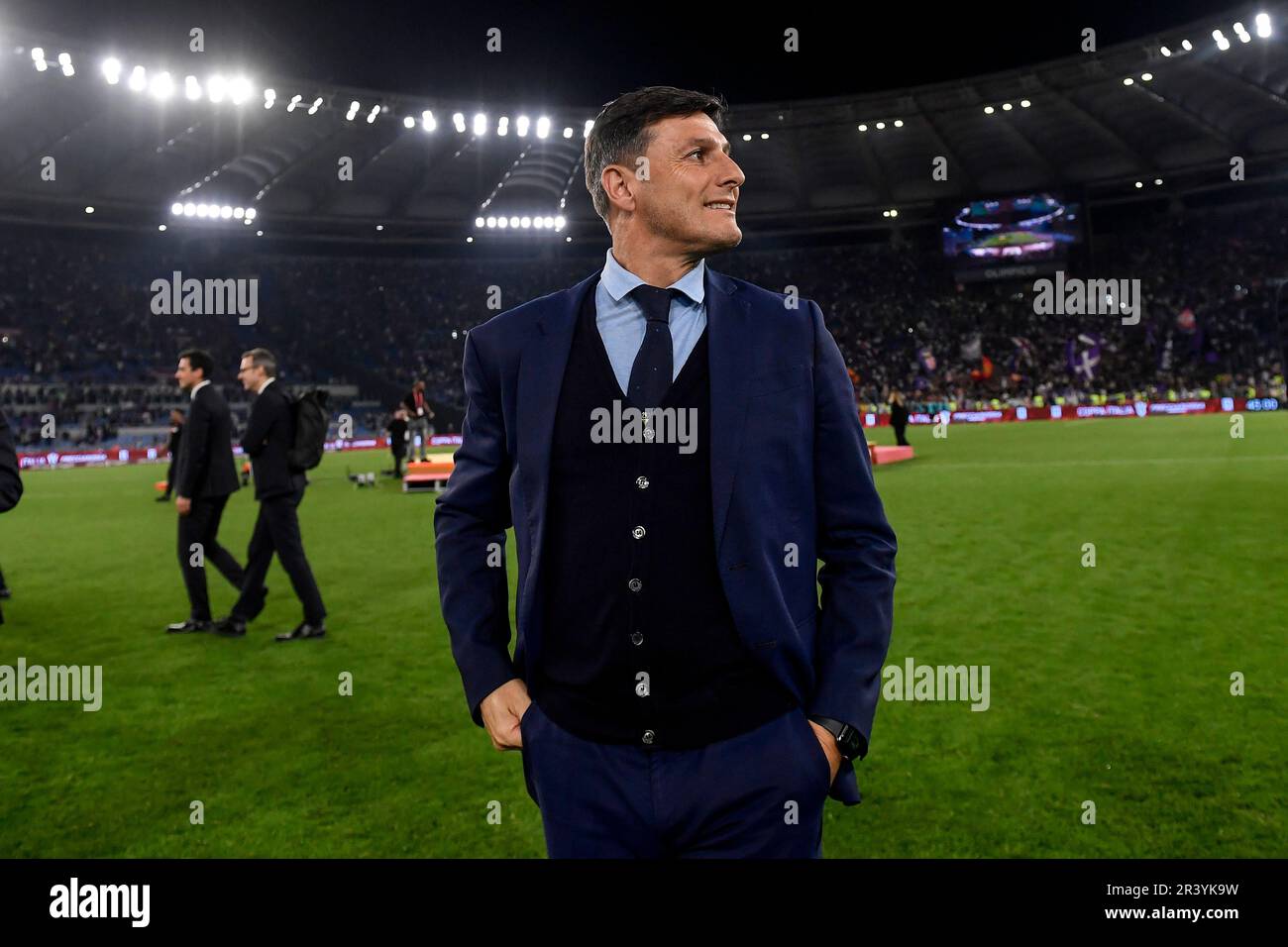 Le FC Internazionale Javier Zanetti célèbre la victoire à la fin du match de football final de la coupe d'Italie entre l'ACF Fiorentina et le FC Internazionale Banque D'Images Le FC Internazionale Javier Zanetti célèbre la victoire à la fin du match de football final de la coupe d'Italie entre l'ACF Fiorentina et le FC Internazionale Banque D'Images