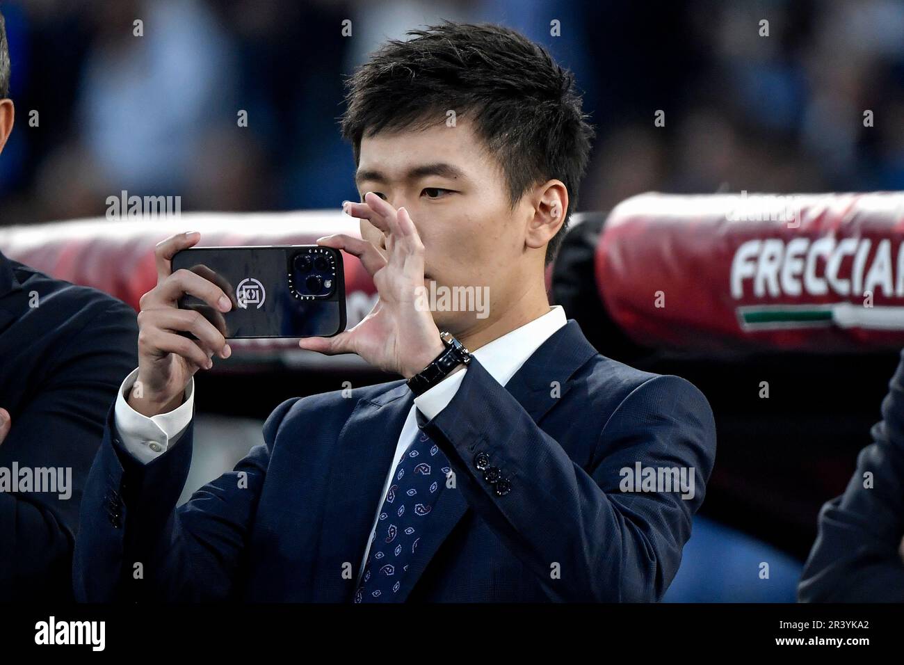 Steven Zhang, président d'Internazionale, prend une photo avec son smartphone avant le match de football final de la coupe d'Italie entre ACF Fiorentina et Banque D'Images Steven Zhang, président d'Internazionale, prend une photo avec son smartphone avant le match de football final de la coupe d'Italie entre ACF Fiorentina et Banque D'Images