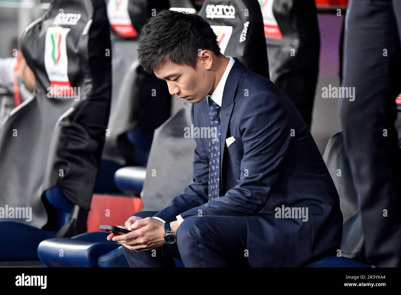 Steven Zhang, président d'Internazionale, regarde son smartphone avant le match de football final de la coupe d'Italie entre ACF Fiorentina et FC Internazi Banque D'Images Steven Zhang, président d'Internazionale, regarde son smartphone avant le match de football final de la coupe d'Italie entre ACF Fiorentina et FC Internazi Banque D'Images
