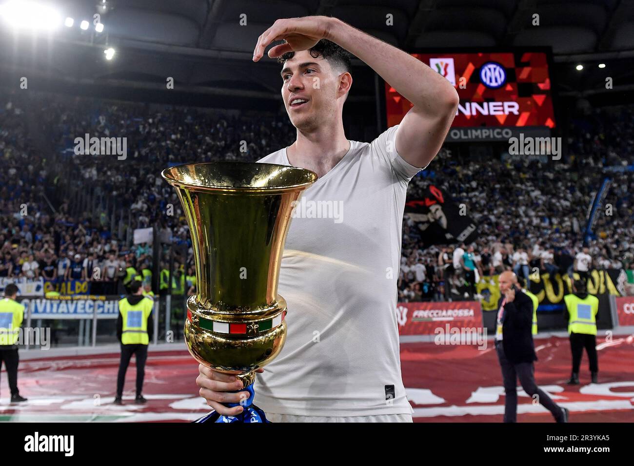 Alessandro Bastoni du FC Internazionale célèbre avec le trophée la victoire à la fin du match de football final de la coupe d'Italie entre l'ACF Fiorentina Banque D'Images Alessandro Bastoni du FC Internazionale célèbre avec le trophée la victoire à la fin du match de football final de la coupe d'Italie entre l'ACF Fiorentina Banque D'Images