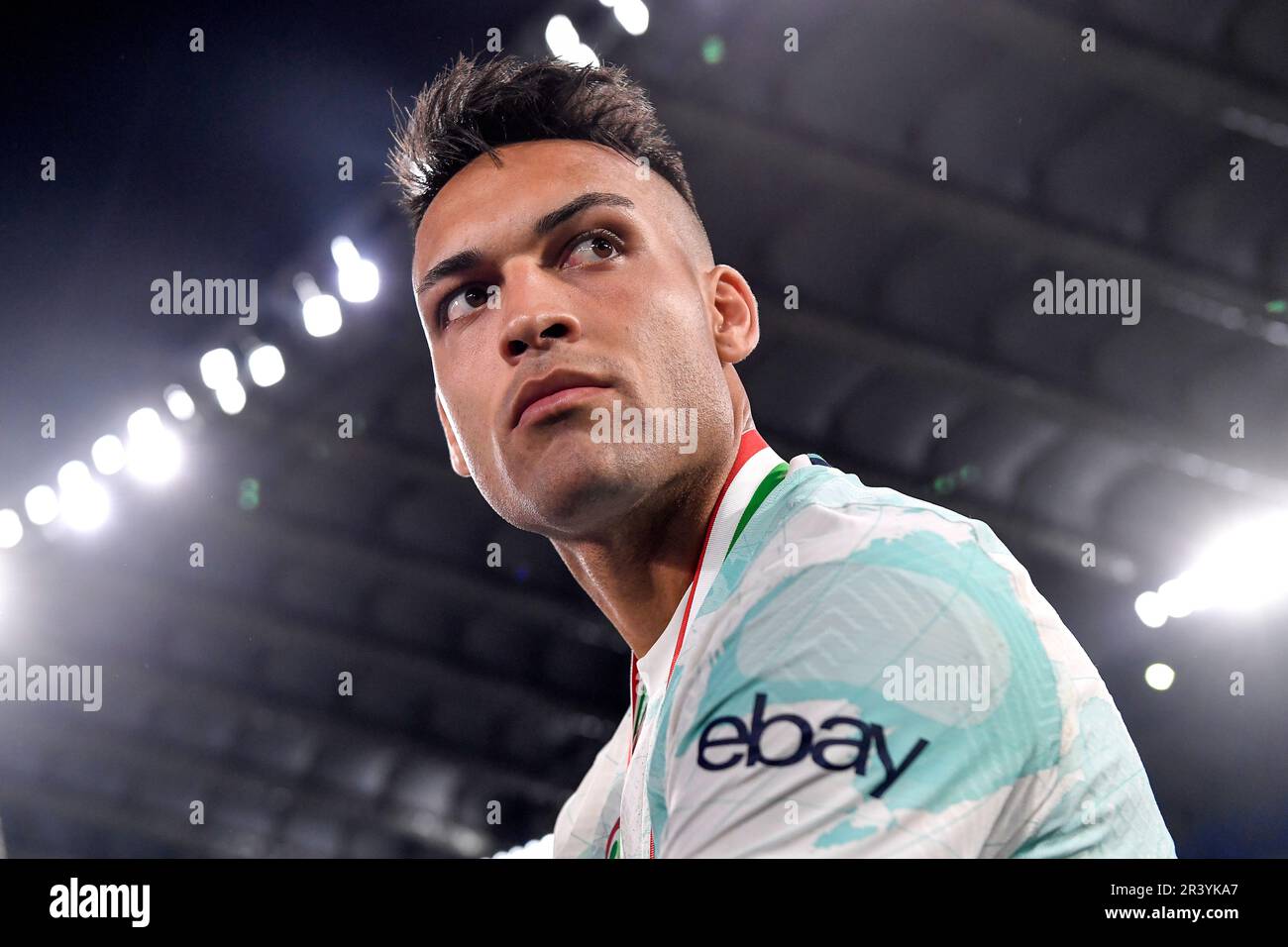 Lautaro Martinez, du FC Internazionale, célèbre la victoire à la fin du match de football final de la coupe d'Italie entre l'ACF Fiorentina an Banque D'Images Lautaro Martinez, du FC Internazionale, célèbre la victoire à la fin du match de football final de la coupe d'Italie entre l'ACF Fiorentina an Banque D'Images