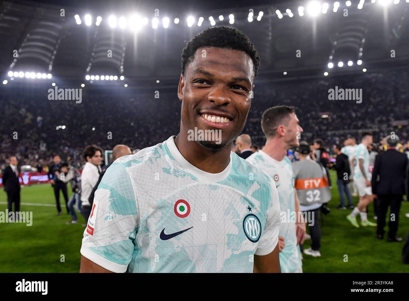 Denzel Dumfries du FC Internazionale célèbre la victoire à la fin du match de football final de la coupe d'Italie entre l'ACF Fiorentina et le FC Internazion Banque D'Images Denzel Dumfries du FC Internazionale célèbre la victoire à la fin du match de football final de la coupe d'Italie entre l'ACF Fiorentina et le FC Internazion Banque D'Images