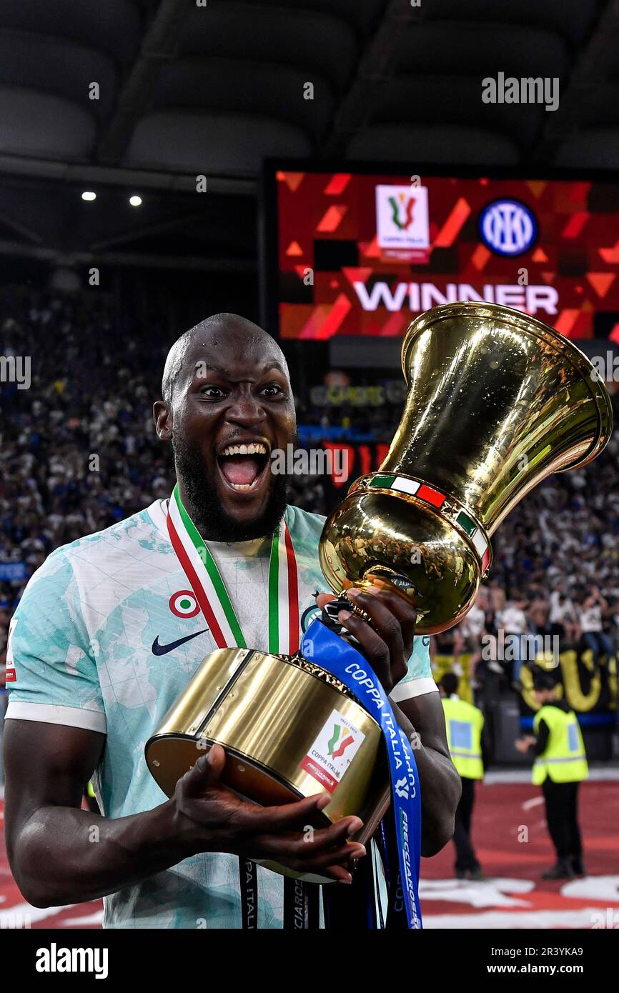 Romelu Lukaku du FC Internazionale embrasse le trophée alors qu'il célèbre la victoire à la fin du match de football final de la coupe d'Italie entre l'ACF Fiorent Banque D'Images Romelu Lukaku du FC Internazionale embrasse le trophée alors qu'il célèbre la victoire à la fin du match de football final de la coupe d'Italie entre l'ACF Fiorent Banque D'Images