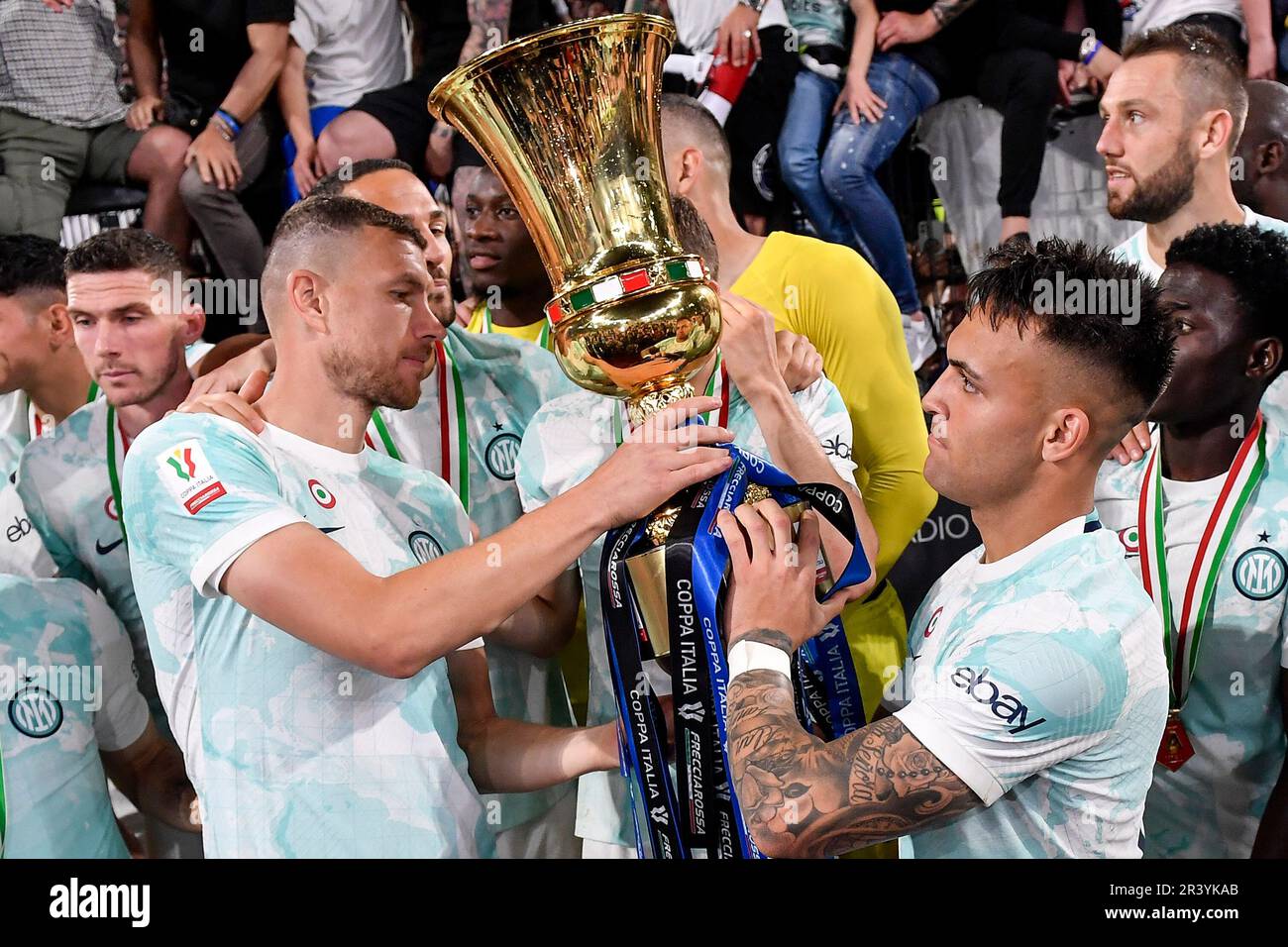 Edin Dzeko, Lautaro Martinez et les coéquipiers du FC Internazionale célèbrent avec le trophée et les coéquipiers la victoire à la fin de la finale de la coupe d'Italie Banque D'Images Edin Dzeko, Lautaro Martinez et les coéquipiers du FC Internazionale célèbrent avec le trophée et les coéquipiers la victoire à la fin de la finale de la coupe d'Italie Banque D'Images