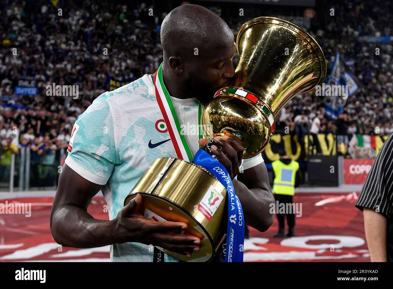 Romelu Lukaku du FC Internazionale embrasse le trophée alors qu'il célèbre la victoire à la fin du match de football final de la coupe d'Italie entre l'ACF Fiorent Banque D'Images Romelu Lukaku du FC Internazionale embrasse le trophée alors qu'il célèbre la victoire à la fin du match de football final de la coupe d'Italie entre l'ACF Fiorent Banque D'Images