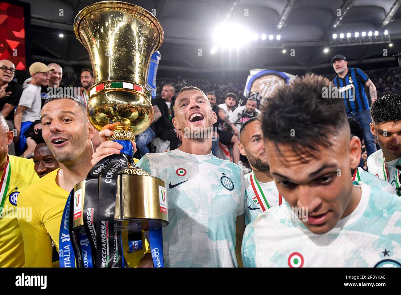 Samir Handanovic, Edin Dzeko, Lautaro Martinez et les coéquipiers du FC Internazionale célèbrent la victoire à la fin de la finale du tapis de football de la coupe d'Italie Banque D'Images Samir Handanovic, Edin Dzeko, Lautaro Martinez et les coéquipiers du FC Internazionale célèbrent la victoire à la fin de la finale du tapis de football de la coupe d'Italie Banque D'Images