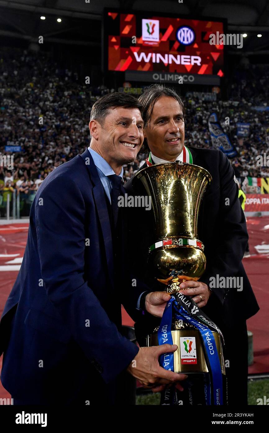 Javier Zanetti, vice-président et entraîneur-chef Simone Inzaghi du FC Internazionale célèbrent la victoire avec le trophée à la fin de la coupe d'Italie fi Banque D'Images Javier Zanetti, vice-président et entraîneur-chef Simone Inzaghi du FC Internazionale célèbrent la victoire avec le trophée à la fin de la coupe d'Italie fi Banque D'Images