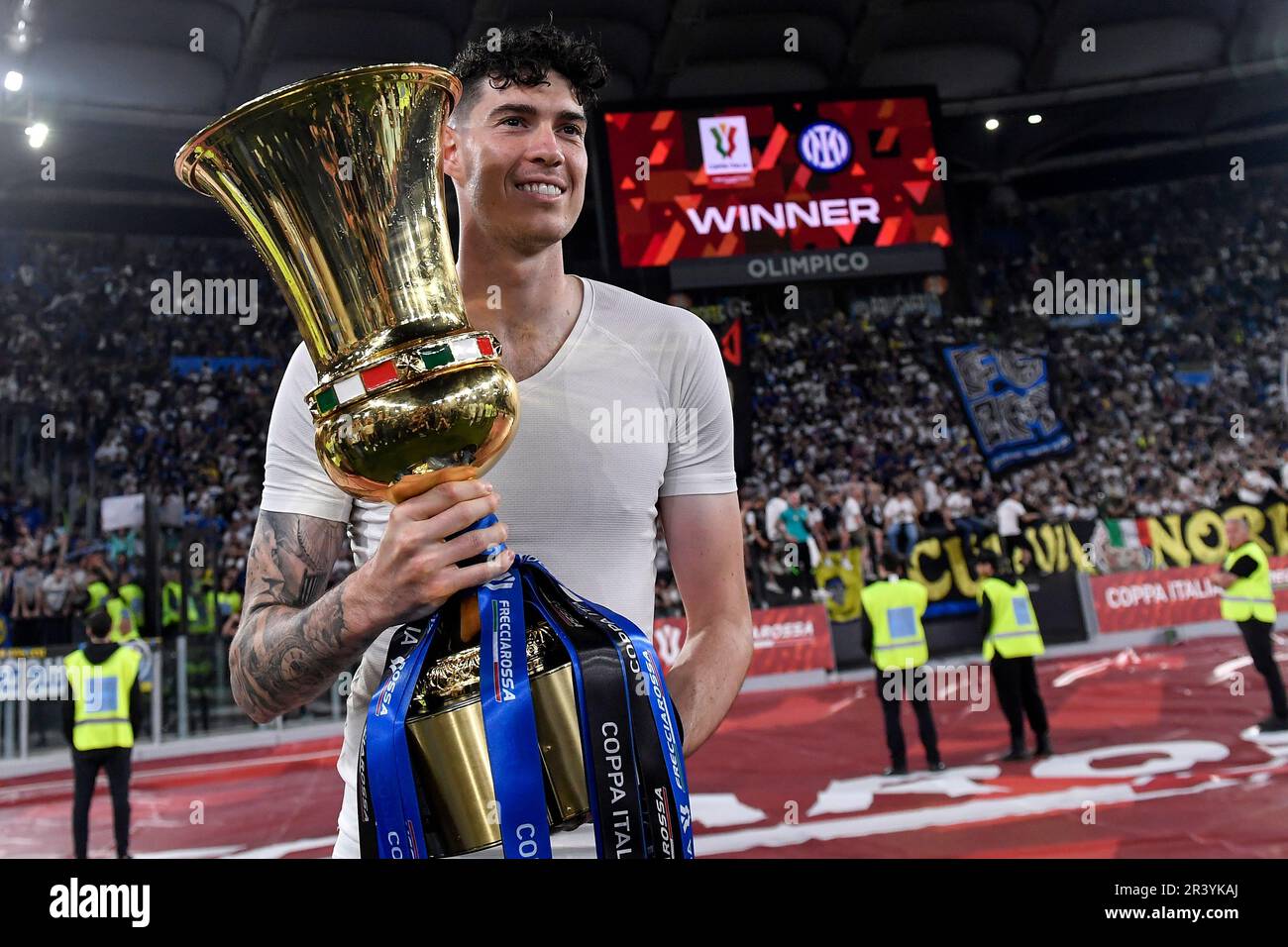 Alessandro Bastoni du FC Internazionale célèbre avec le trophée la victoire à la fin du match de football final de la coupe d'Italie entre l'ACF Fiorentina Banque D'Images Alessandro Bastoni du FC Internazionale célèbre avec le trophée la victoire à la fin du match de football final de la coupe d'Italie entre l'ACF Fiorentina Banque D'Images