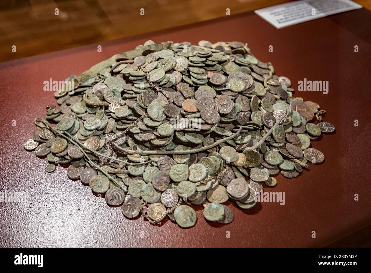 Panier de pièces de monnaie en exposition au Jersey la Hougue Bie, îles  Anglo-Normandes Photo Stock - Alamy