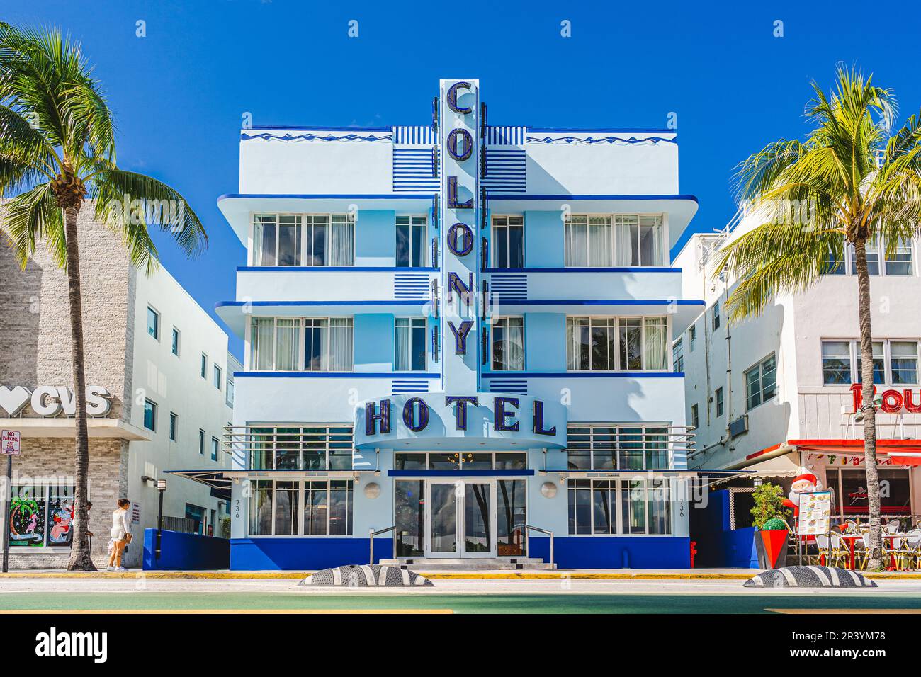 Miami, Etats-Unis - 7 décembre 2022. Vue sur la façade Art déco de l'emblématique hôtel Colony à Ocean Drive, Miami Beach Banque D'Images