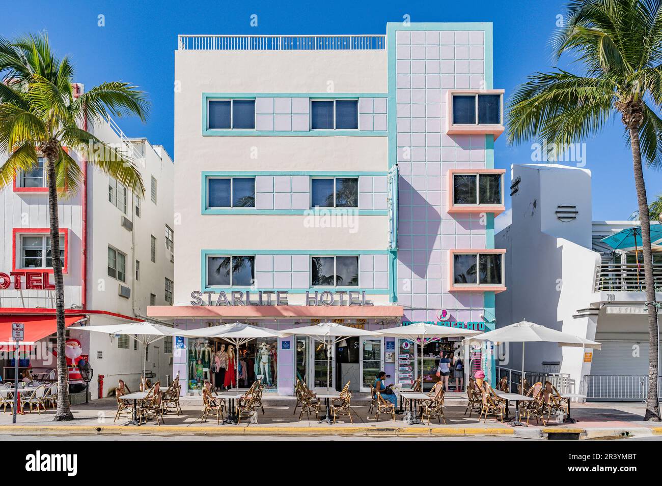 Miami, Etats-Unis - 7 décembre 2022. Vue sur la façade art déco de l'hôtel Starlite à Ocean Drive, Miami Beach Banque D'Images