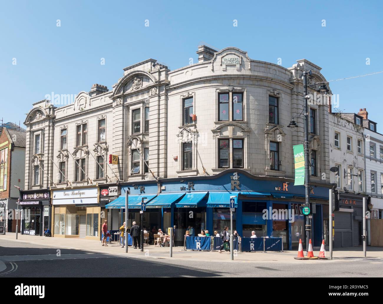 Personnes assises à l'extérieur du Biz-R café dans Walker's Buildings, 1920s architecture à Sunderland, nord-est de l'Angleterre, Royaume-Uni Banque D'Images