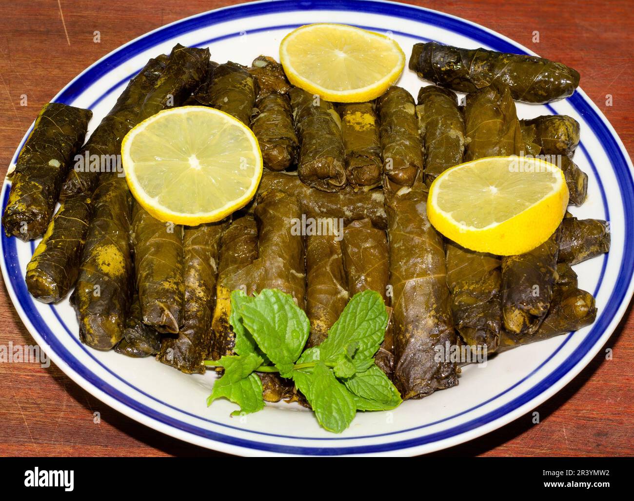 Feuilles de vigne de raisin, farcies de riz et de viande, un plat traditionnel des pays méditerranéens, il est appelé en turquie (Sarma) et en Syrie, Palestine. Banque D'Images