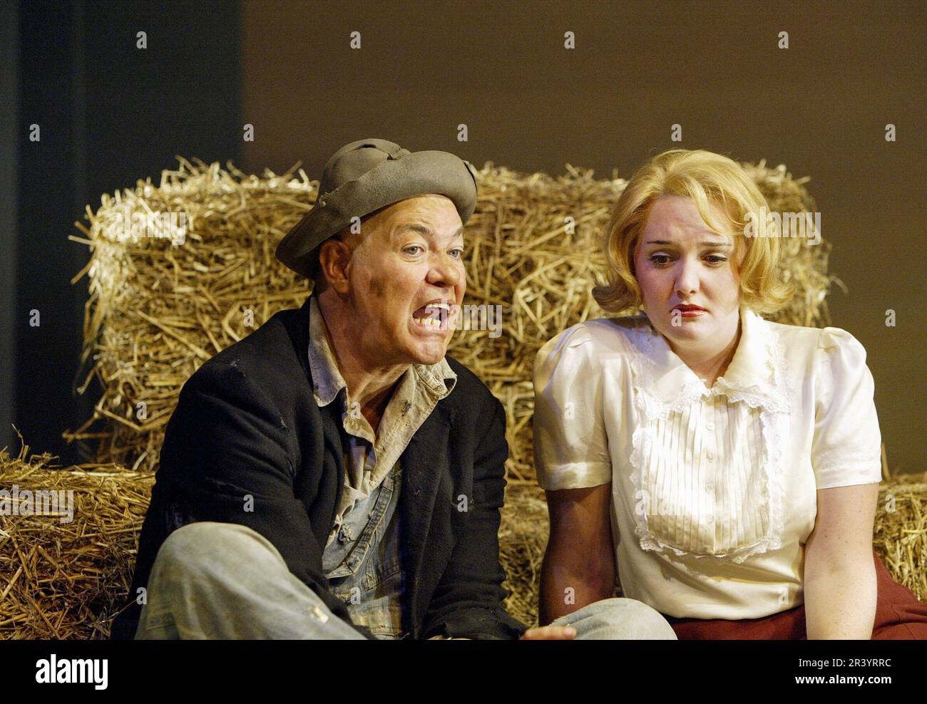 Matthew Kelly (Lennie), Joanne Moseley (épouse de Curley) dans DES SOURIS ET DES HOMMES par John Steinbeck au Savoy Theatre, Londres WC2 23/10/2003 a Birmingham Repertory Theatre conception de production: Simon Higlett éclairage: Tim Mitchell directeur: Jonathan Church Banque D'Images