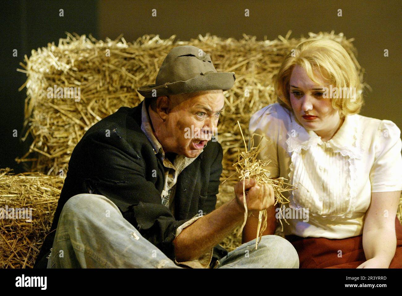 Matthew Kelly (Lennie), Joanne Moseley (épouse de Curley) dans DES SOURIS ET DES HOMMES par John Steinbeck au Savoy Theatre, Londres WC2 23/10/2003 a Birmingham Repertory Theatre conception de production: Simon Higlett éclairage: Tim Mitchell directeur: Jonathan Church Banque D'Images