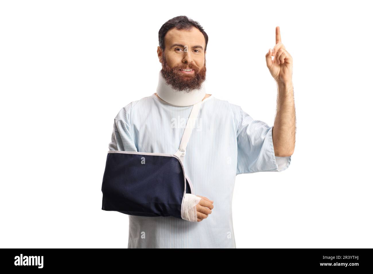 Patient mâle avec harnais de bras et collier cervical pointant vers le haut isolé sur fond blanc Banque D'Images