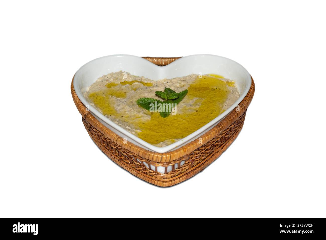 Hommos de pois chiches dans un bol, pois chiches, avec de l'huile d'olive sur fond de tapis traditionnel. Vue de dessus. Banque D'Images