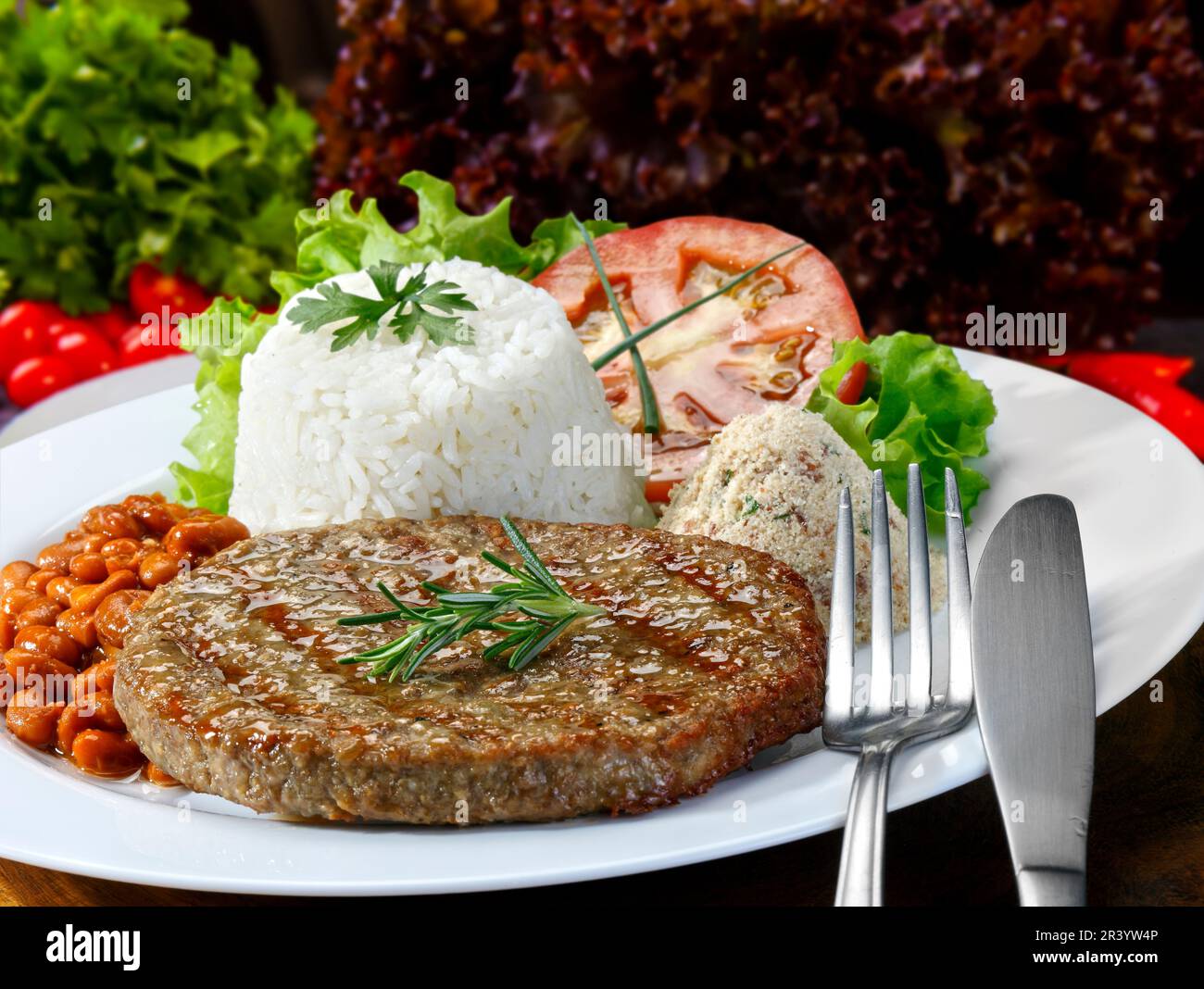 La viande hachée avec du riz et salade Banque D'Images
