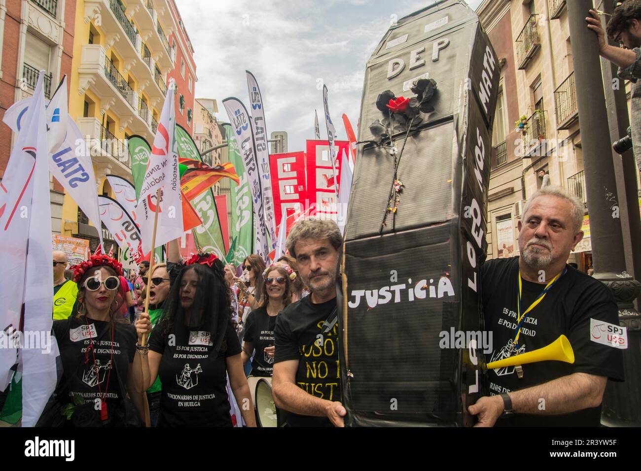 Espagne, 25/05/2023, la manifestation a commencé au Ministère de la justice et s'est terminée au Secrétaire d'État à la fonction publique. La commission de grève exige une augmentation de salaire de 350 à 430 euros par mois. Depuis le début des manifestations salariales, ils ont paralysé 500 000 procès, exigeant des améliorations salariales de 350 à 430 euros par mois depuis 22 mai, la grève a été déclarée indéfinie. La colère des fonctionnaires de l'Administration de la Justice, plus de 45 000, qui exigent une augmentation de salaire depuis plus d'un mois, croît à ce qu'ils considèrent la passivité de la Go Banque D'Images